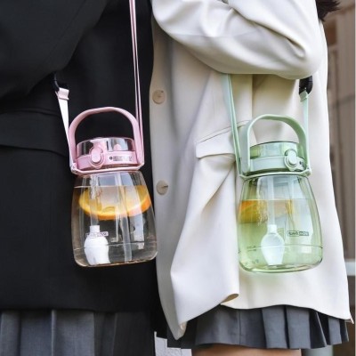 Portable large capacity water cup, high temperature resistant children's straw cup